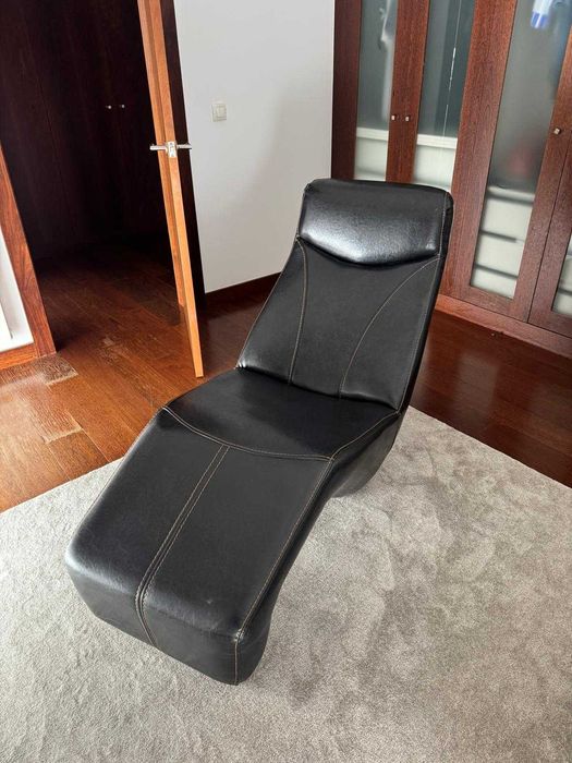 Cama, Candeeiro(s), Espelho e Chaise Longue de Couro Preto