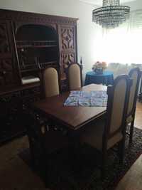 Movel de sala com mesa extensivel e 8 cadeiras.