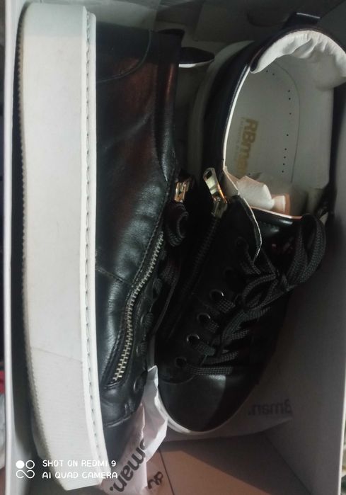 Sapatilhas preta e branca tamanho 41