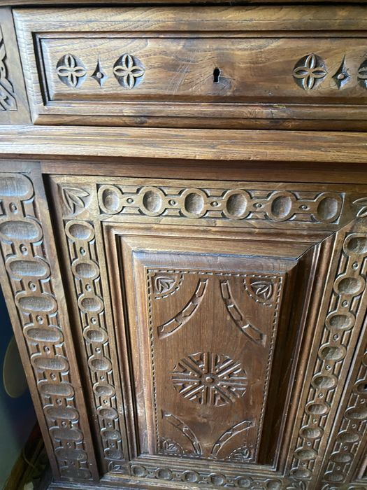 Movel em madeira maciça trabalhada