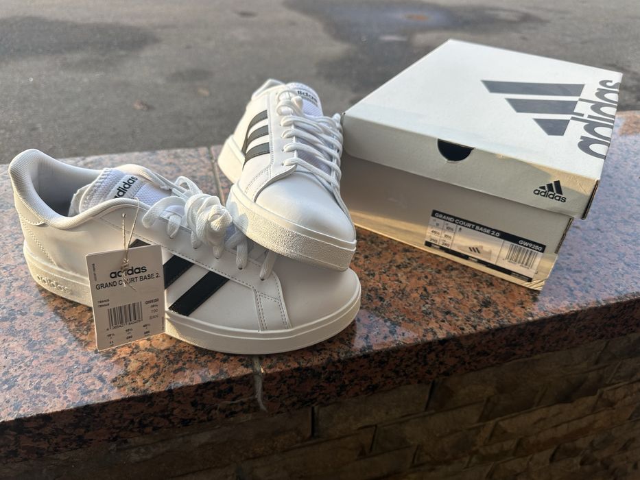 Нові оригінальні кеди кросівки Adidas 45-46р.Чорні білі чоловіч взуття