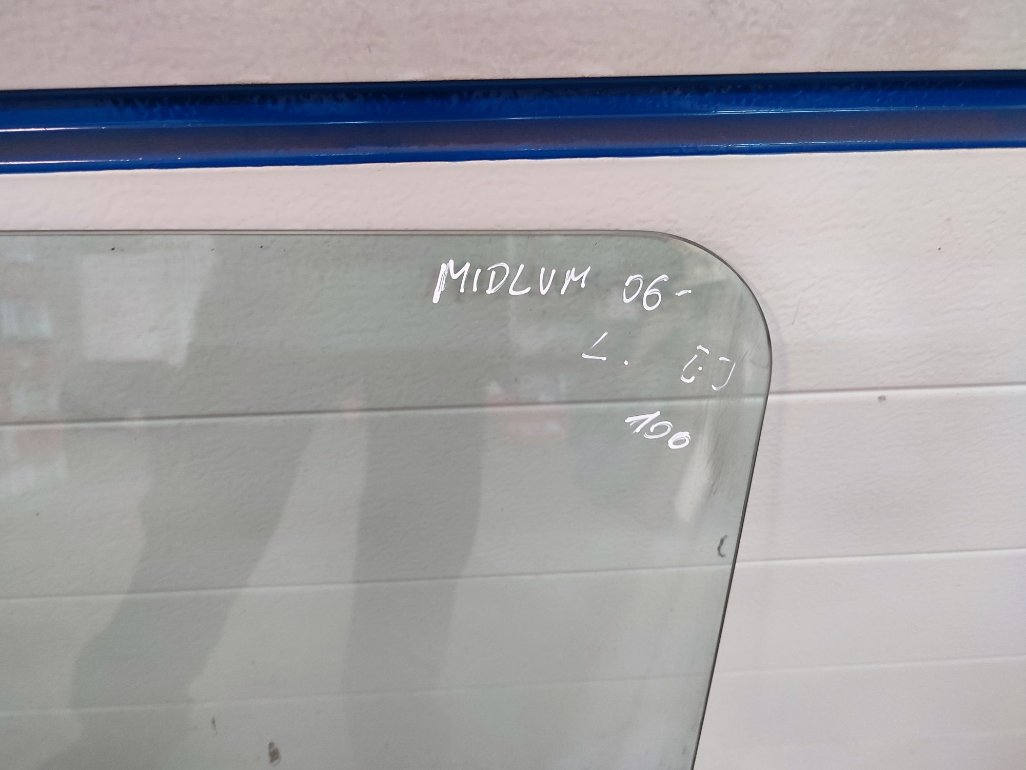 Renault Midlum 06- szyba drzwi lewa