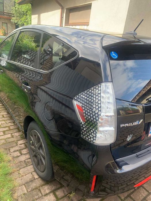 Toyota Prius V 2012 року