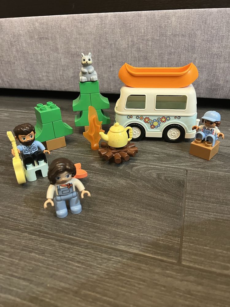 Детский конструктор LEGO Семейное приключение на микроавтобусе