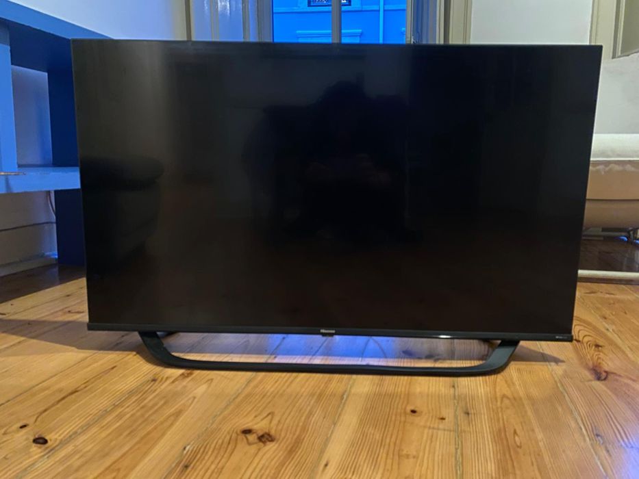 Smart TV 43" Hisense c/ Mesa