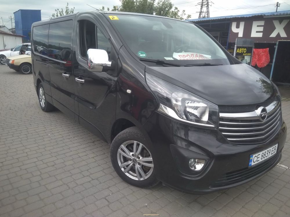 Продаємо бус Opel Vivaro Бі турбо, 2017 року