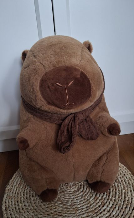 Pluszowa kapibara z kocem