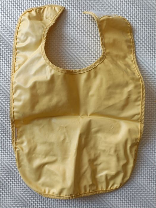 Żółty śliniak z kieszonką