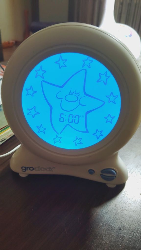 Dla dzieci zegar budzik lampka animacja nauczyciel snu