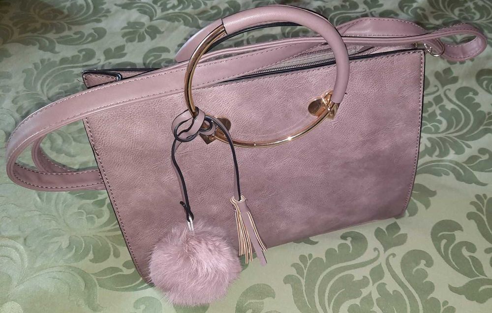 Carteira de Senhora cor de rosa escuro com pompom