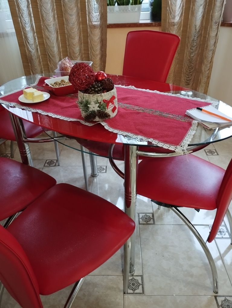 Стіл скляний червоного кольору