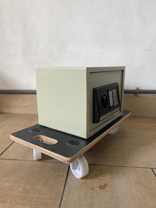 Cofre pequeno cinzento