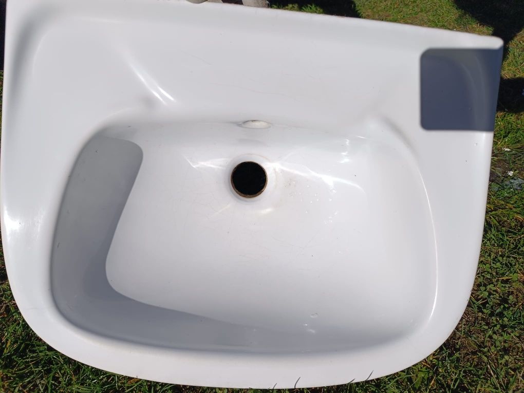 Umywalka ścienna ceramiczna 45 x 34 cm biała z otworem