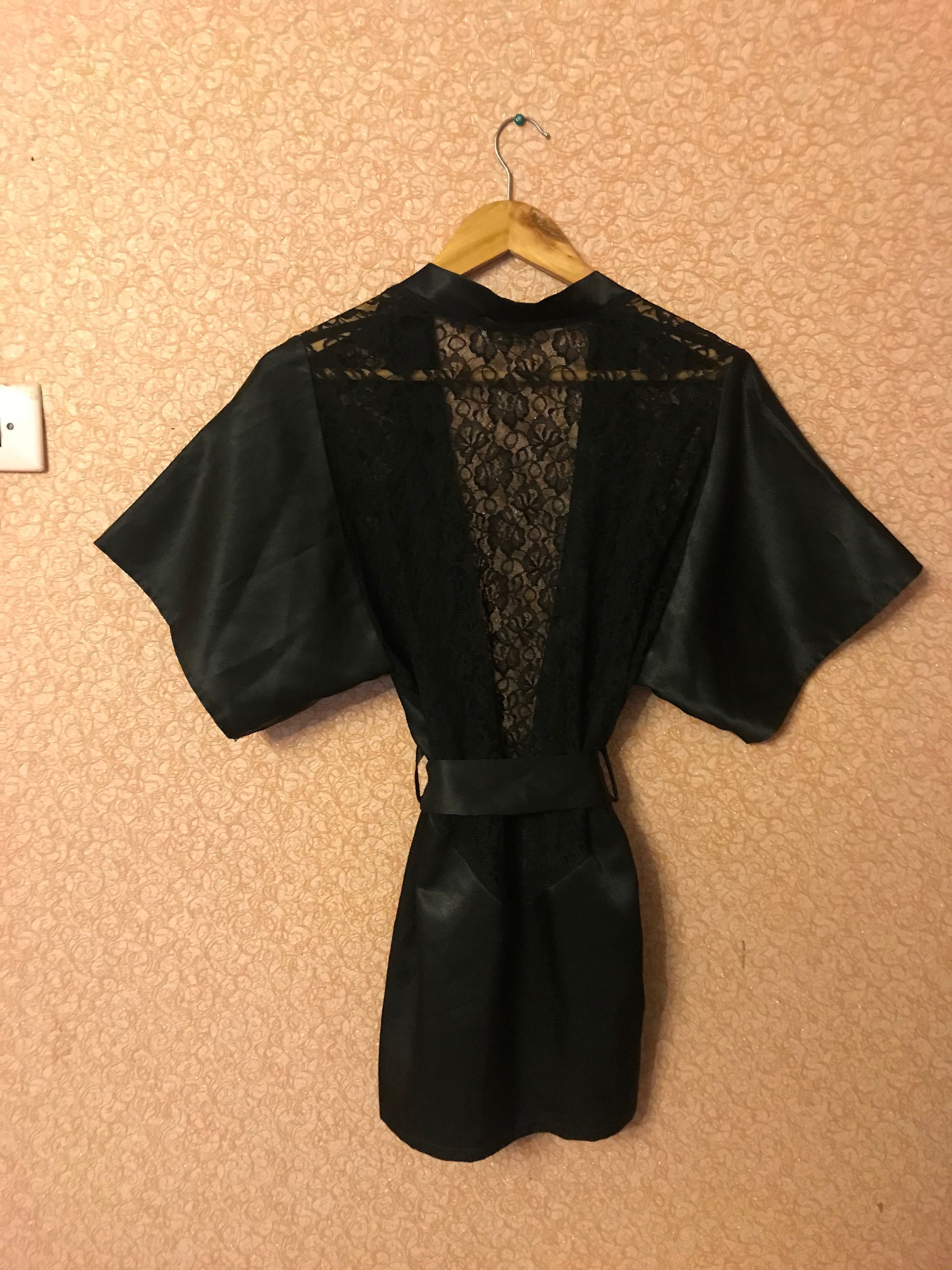 Новый атласный мини- халат с гепюровой спиной и рукавами , s . 490 грн