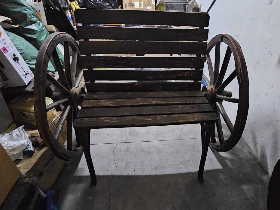 Banco com rodas de carroça