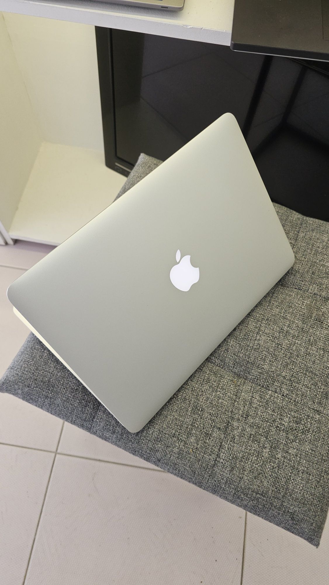 MacBook Pro 13 2015 i5 256 gb