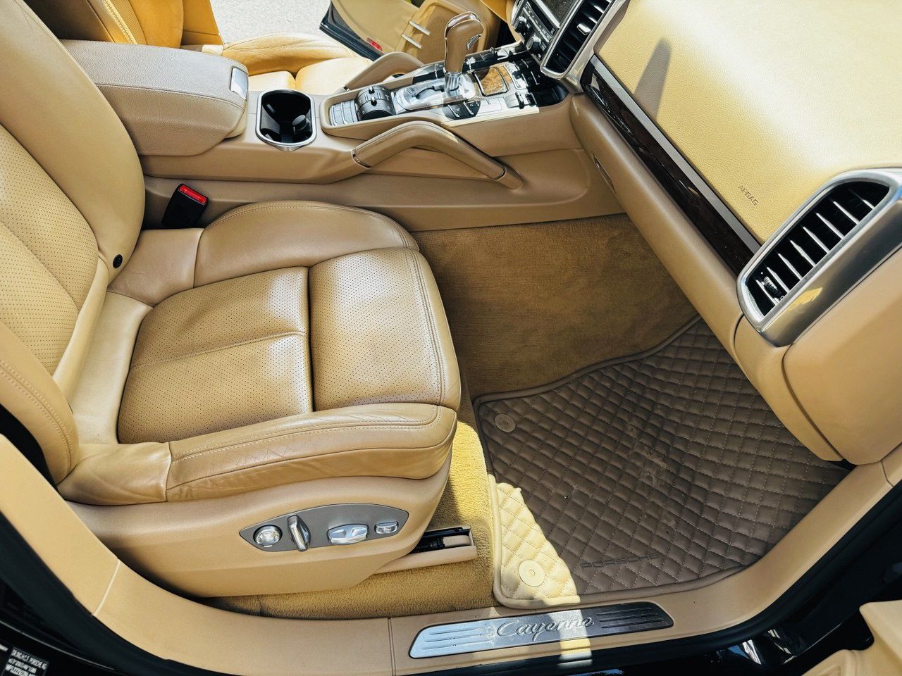 Porsche Cayenne офіційний 2011 року