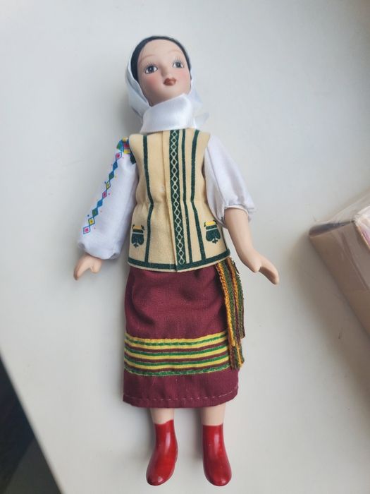 Ляльки форфорові,, колекційні:DeAgostini молдованка та казашка