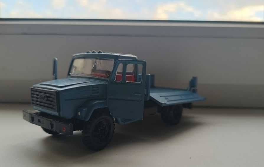 ЗИЛ-4331 с прицепом в коробках