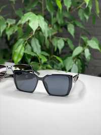 Женские солнцезащитные очки PRADA черные глянцевые Polarized Прада