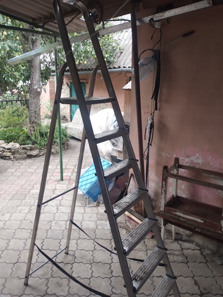 Продам лестницу стремянку
