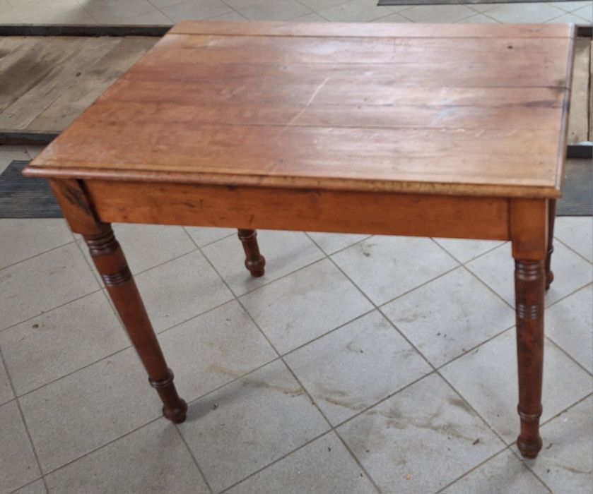 Stół drewniany do jadalni