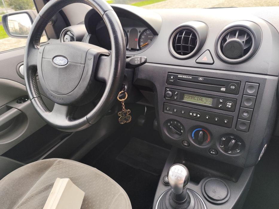 Ford Fiesta 1.4 Ghia TDCI 2003, carro em bom estado geral