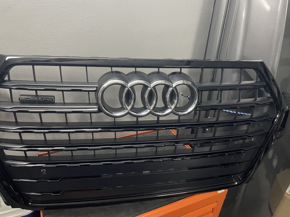 Audi q7 grill black line