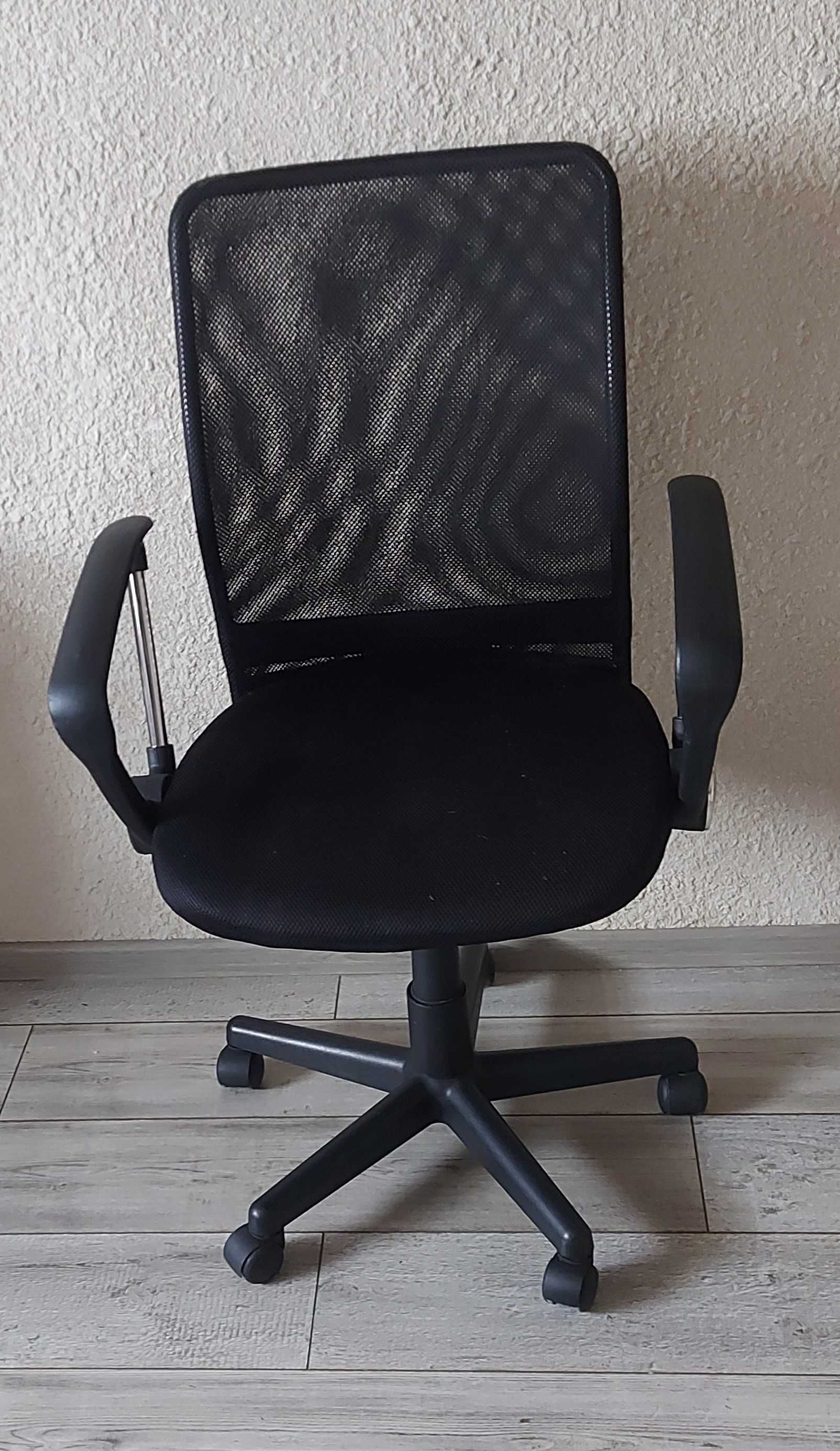 Krzesło czarne na kółkach obracające się