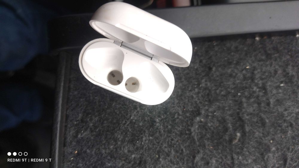 Кейс для навушників airpods з чихлом