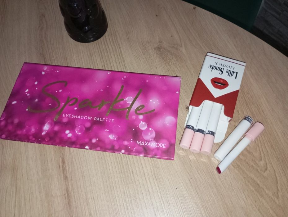 Zestaw kosmetyków paleta cieni Action i nowe pomadki