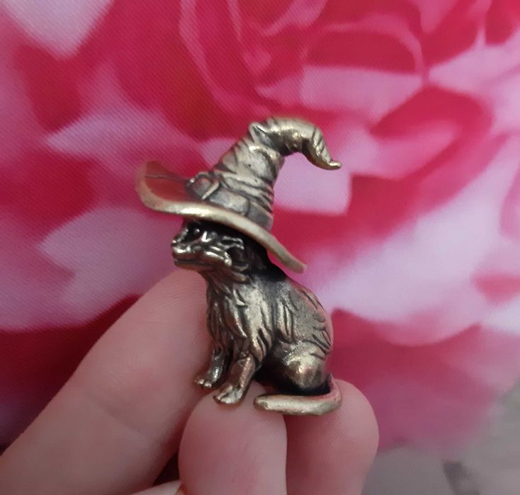 Figurka z mosiądzu magiczny kot w kapeluszu czarodzieja