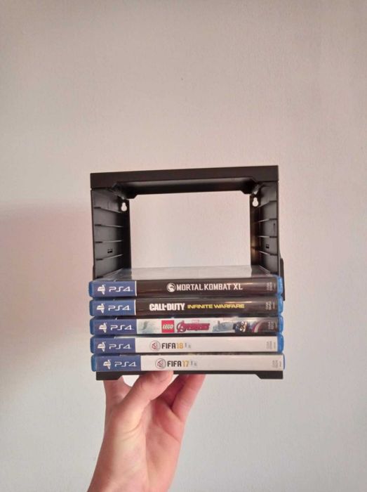 PS4 slim + 6 GIER + 2 pady