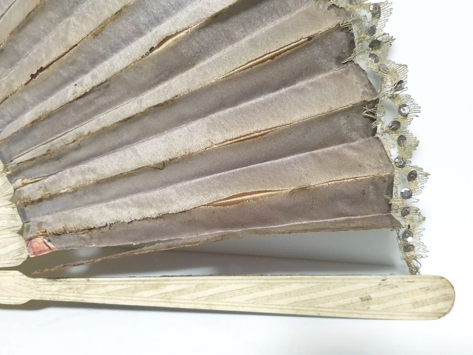 Para restauro: precioso antigo leque com motivo romântico