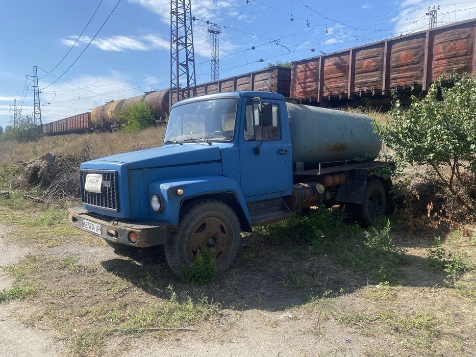 Газон Ілосос на ходу з документами