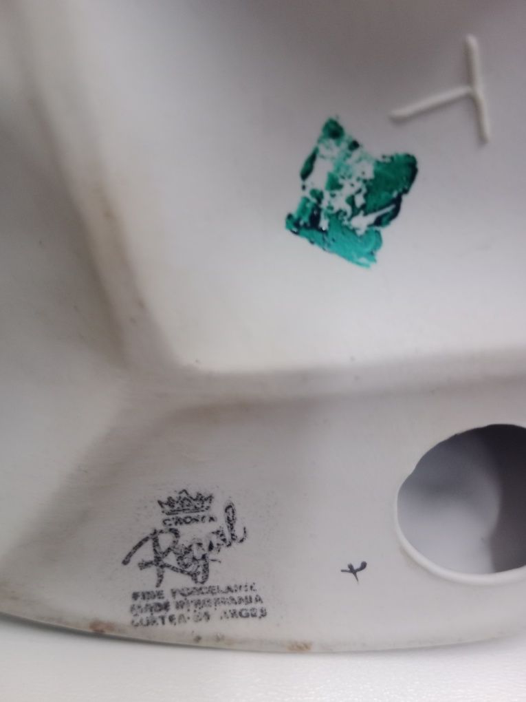 Figurka porcelanowa. Mężczyzna z dziewczynką. Z czasów PRL-u