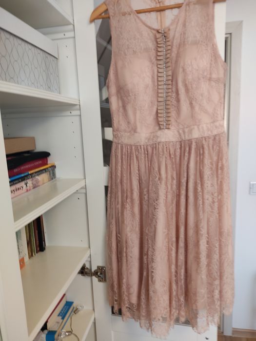 Beżowa sukienka koronkowa