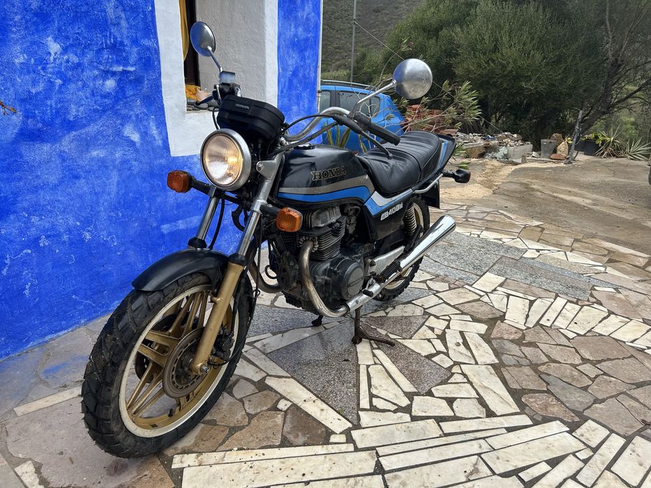 Honda CB400 N ano 1983 em bom estado.