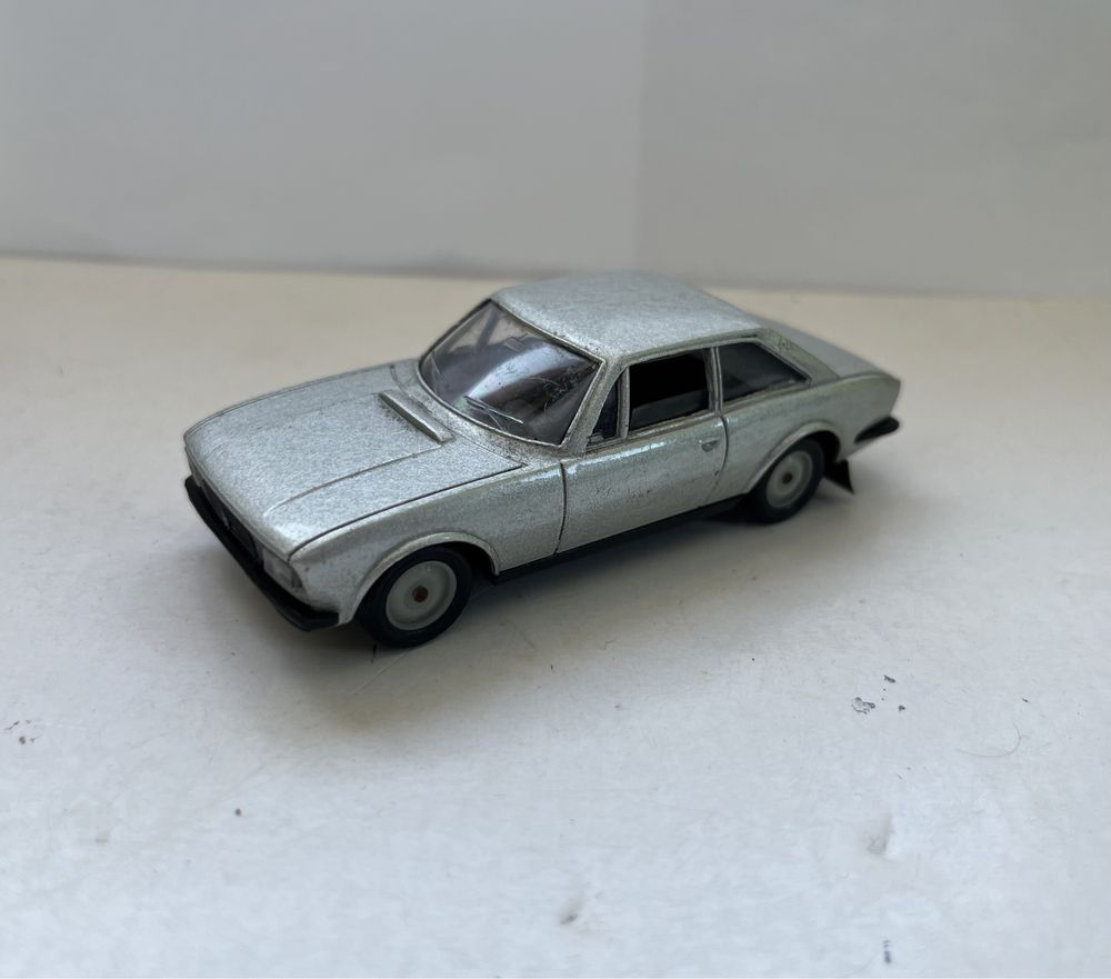 Model samochodu w skali 1:43 Peugeot 504 coupe