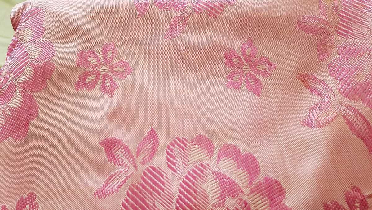 Colcha em seda, motivos florais em dois tons de rosa 195 x 150 cm