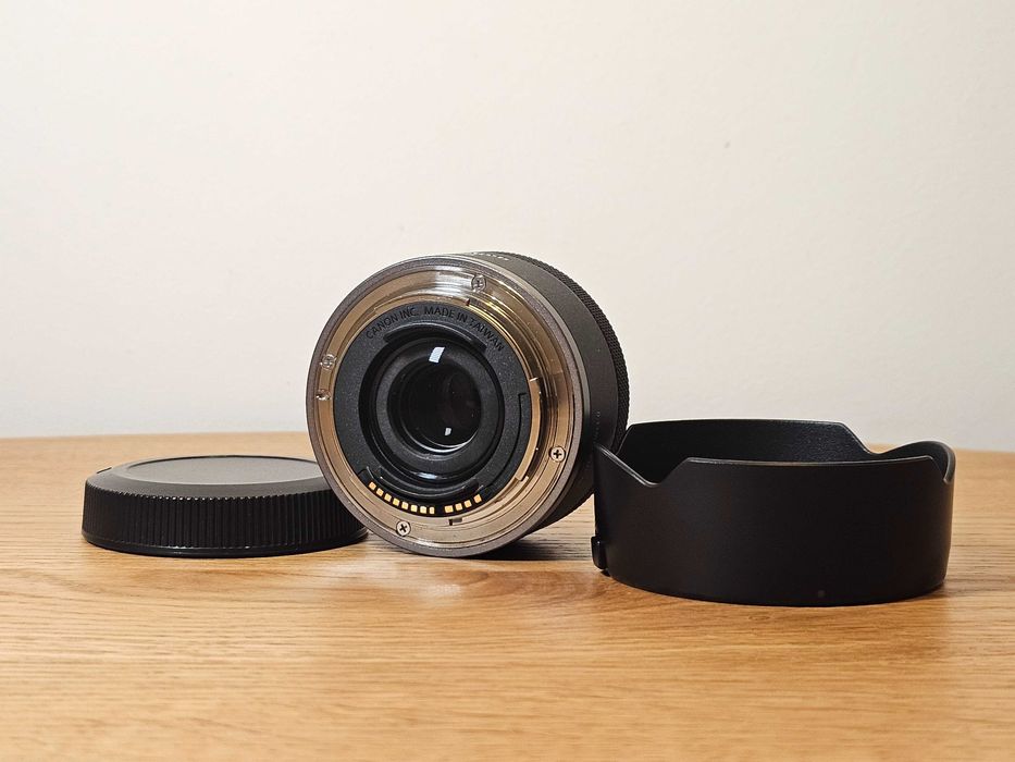 Об'єктив Canon RF 16mm f/2.8 STM + бленда