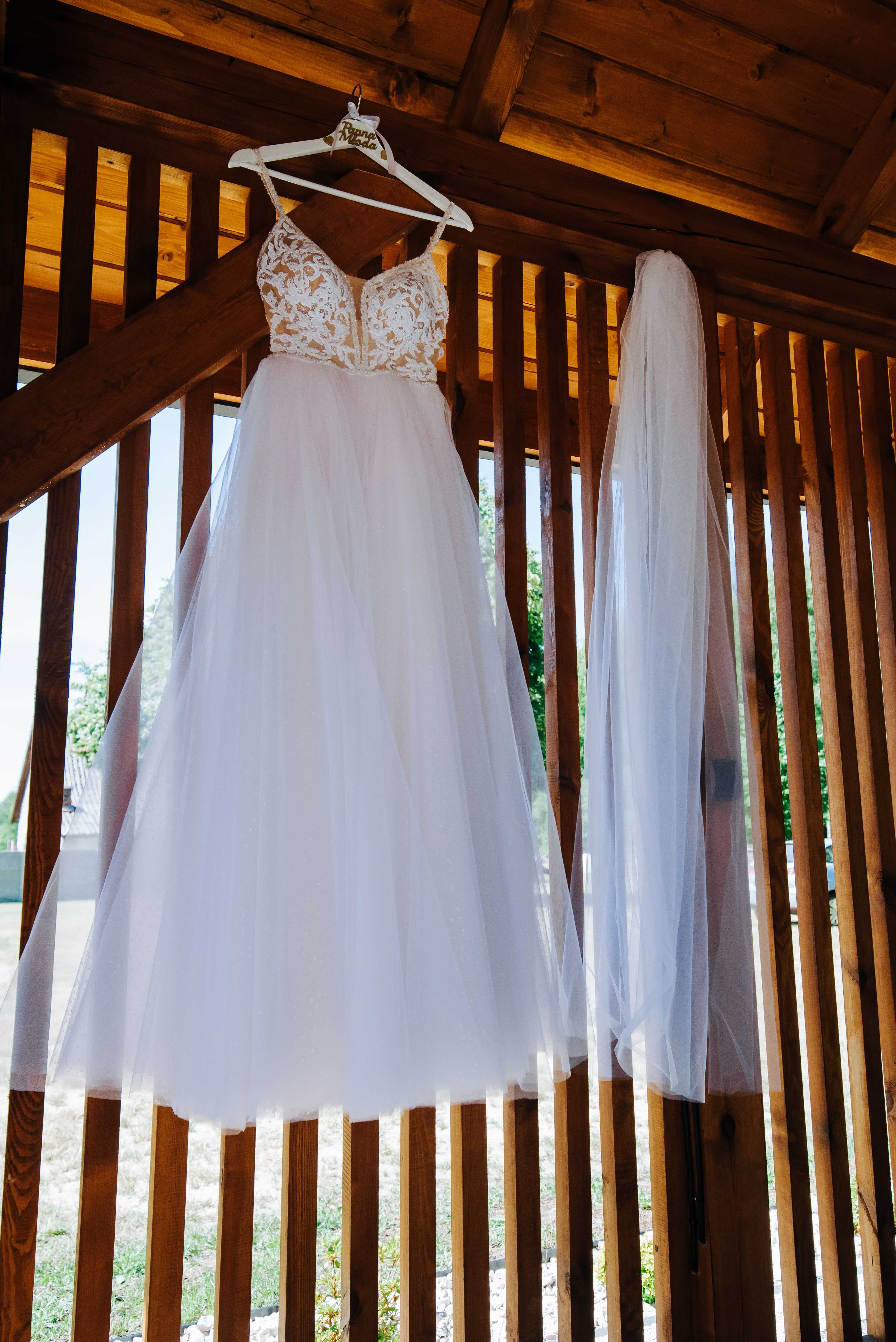 Suknia ślubna z warstwą świecącego tiulu