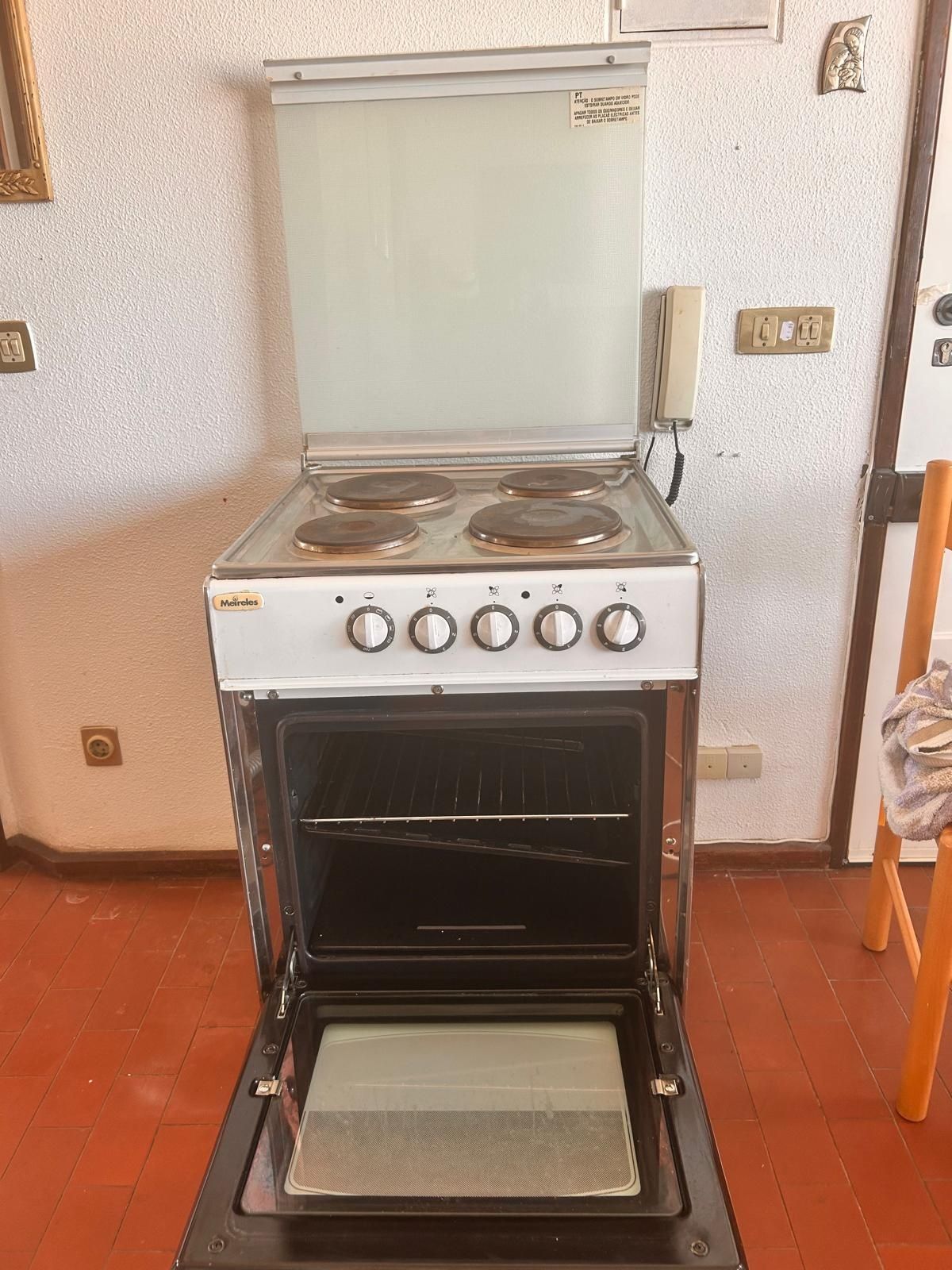 Fogão Elétrico Múltiplas Bocas com Forno
