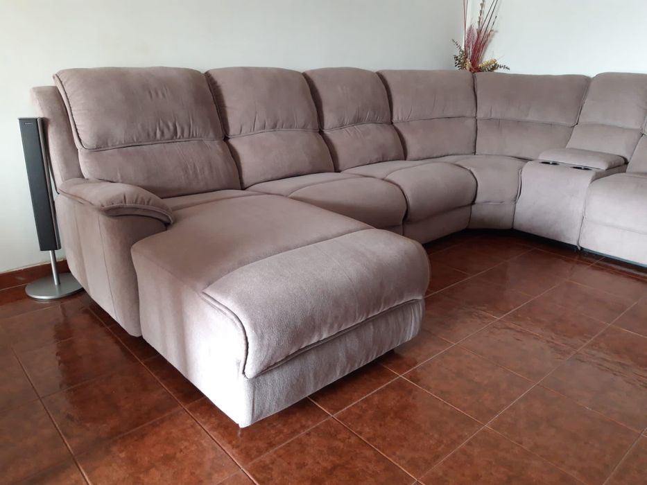 Sofá em U castanho acinzentado