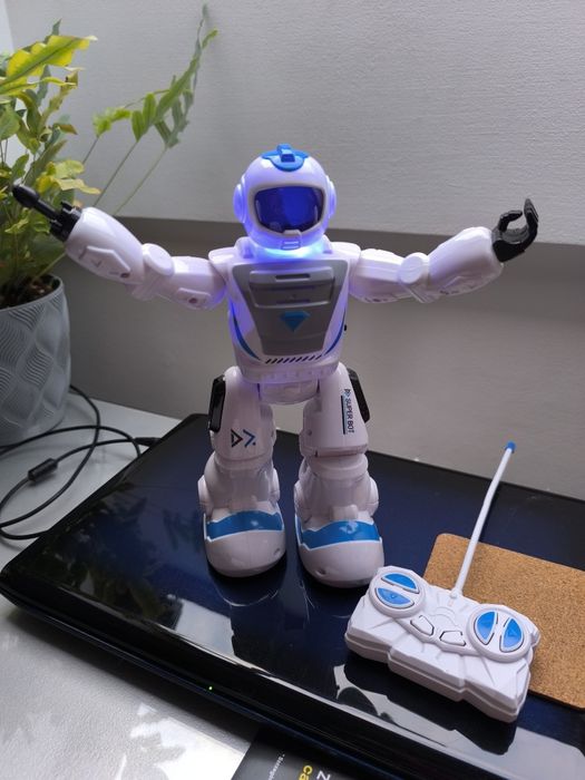 Robot sterowany z pilotem
