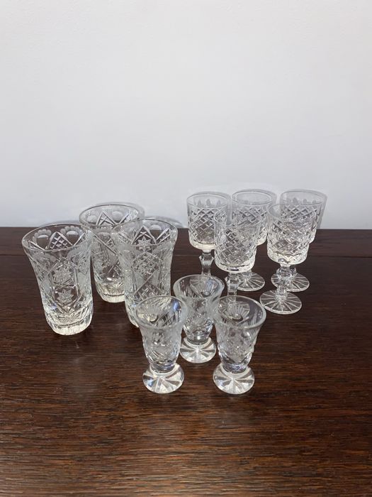 Kieliszki naczynia szklanki kryształowe