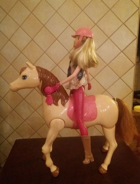 Konik z Barbie chodzacy