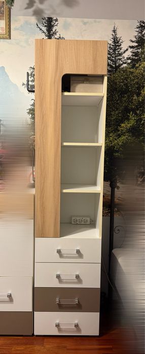 biały regał z szafkami