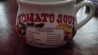 Chavena de sopa de tomate.