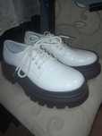 Cropp  lakierowane loafersy r.39.